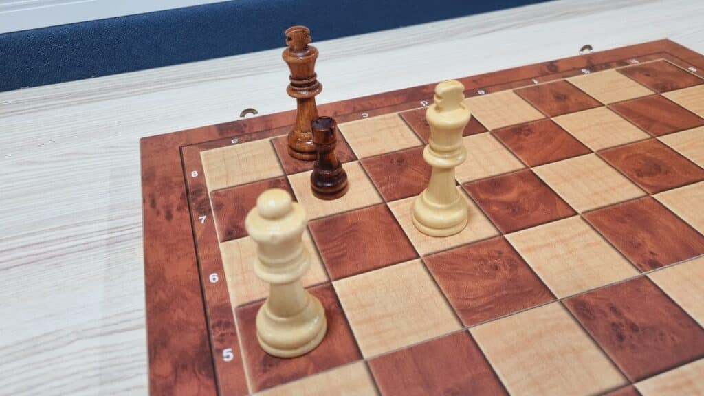 Queen vs Rook chess